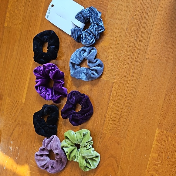 30 scrunchies, different designs, colours and textures. - Picture 3 of 5